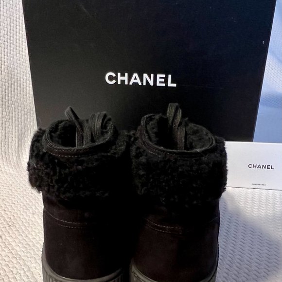 CHANEL INTERLOCKING LOGO LACE-UP BLACK SUEDE BOOTS W/ SHEARLING LINING - US 8.5 - Picture 10 of 11